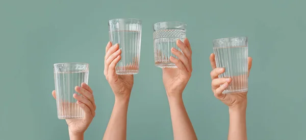 Жіночі Руки Склянках Води Зеленому Фоні — стокове фото