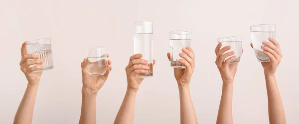 Mãos Femininas Com Copos Água Fundo Claro — Fotografia de Stock