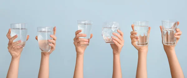 Γυναικεία Χέρια Ποτήρια Νερό Γαλάζιο Φόντο — Φωτογραφία Αρχείου