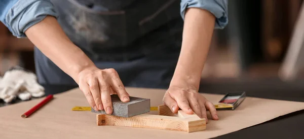 Female Carpenter Smoothing Planks Workshop Closeup — Foto de Stock