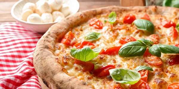 Delicious Pizza Margarita Table Closeup — Fotografia de Stock