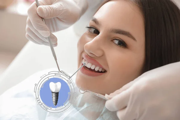 Young Woman Implanted Teeth Visiting Dentist Clinic — Stock Photo, Image