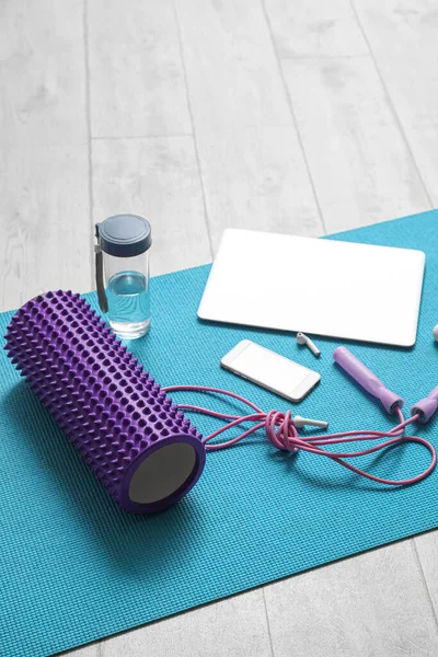Foam Roller Skipping Rope Bottle Water Devices Mat Living Room — Fotografia de Stock