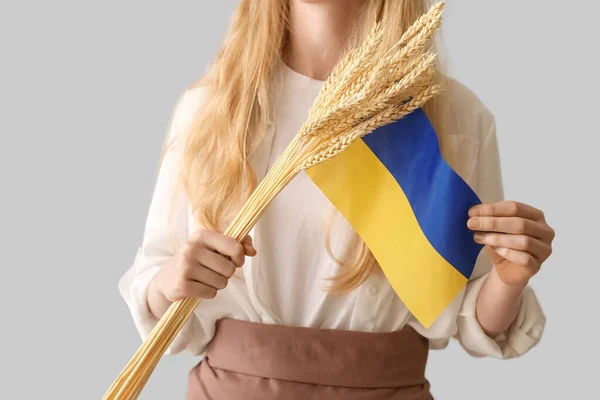 Молодая Женщина Флагом Украины Шипами Светлом Фоне Крупный План — стоковое фото