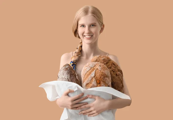 Young Woman Holding Napkin Fresh Bread Beige Background — Zdjęcie stockowe