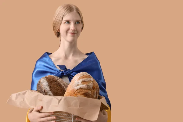 Young Woman Fresh Bread Flag Ukraine Beige Background — Stock Photo, Image