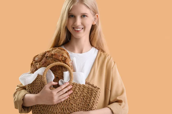 Young Woman Holding Bag Fresh Bread Beige Background — Stock Photo, Image