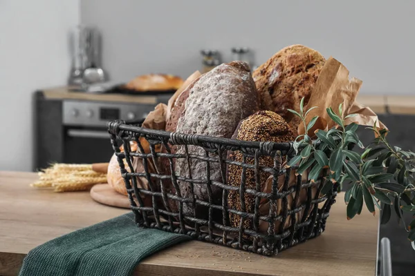 Basket Loaves Fresh Bread Table Kitchen — Stock Photo, Image