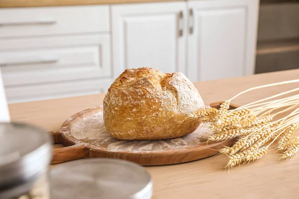 Board Loaf Fresh Bread Spikelets Table Kitchen — Stock Photo, Image