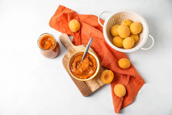 Composition Bowl Tasty Apricot Jam Fruits Light Background — Fotografia de Stock