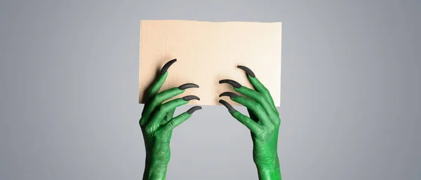 Boszorkánykezek Akik Üres Papírlapot Tartanak Szürke Háttérrel Halloween Ünnepe — Stock Fotó