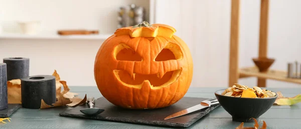Geschnitzter Halloween Kürbis Auf Dem Tisch — Stockfoto