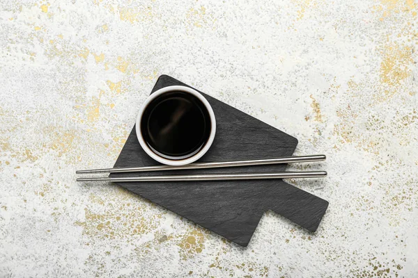 Bowl Soy Sauce Chopsticks Cutting Board Grunge Background — Fotografie, imagine de stoc