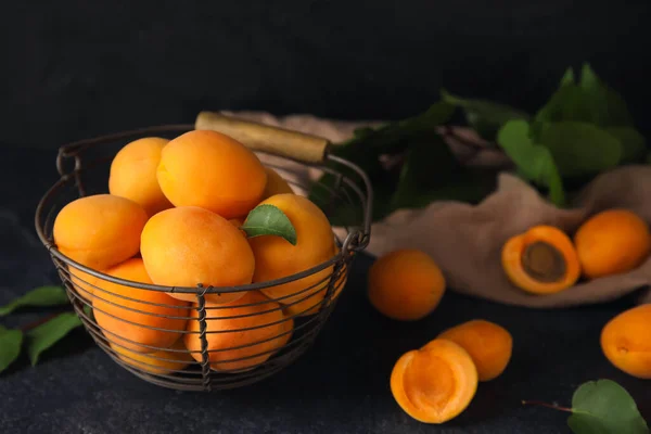 Basket Ripe Apricots Dark Background — Stockfoto