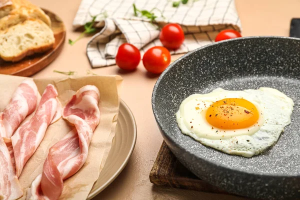 Plate Raw Bacon Frying Pan Tasty Fried Egg Table Closeup — Stock Photo, Image