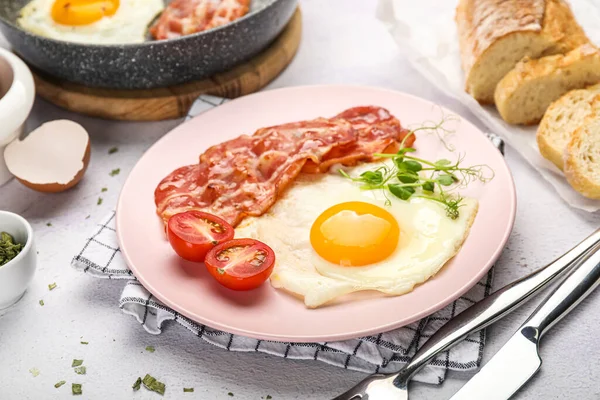 Plate Tasty Fried Egg Bacon Light Table — Stock fotografie