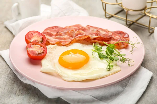 Plate Tasty Fried Egg Bacon Grunge Background Closeup — Stock fotografie
