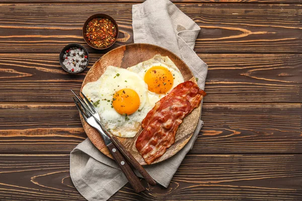 Plate Tasty Fried Eggs Bacon Spices Wooden Background — Stock Photo, Image