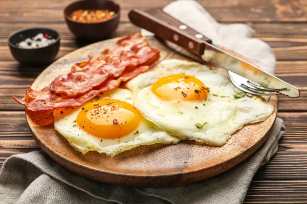 Plate Tasty Fried Eggs Bacon Wooden Table Closeup — Stock fotografie