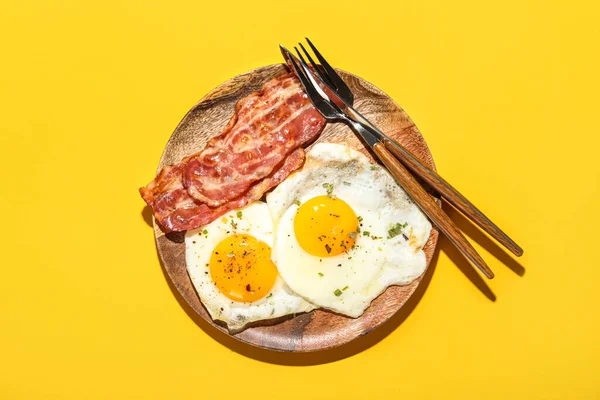 Πιάτο Νόστιμο Τηγανιτά Αυγά Μπέικον Στο Φόντο Χρώμα — Φωτογραφία Αρχείου
