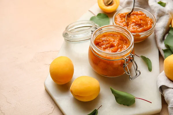 Board Jar Tasty Apricot Jam Color Background — Stok fotoğraf