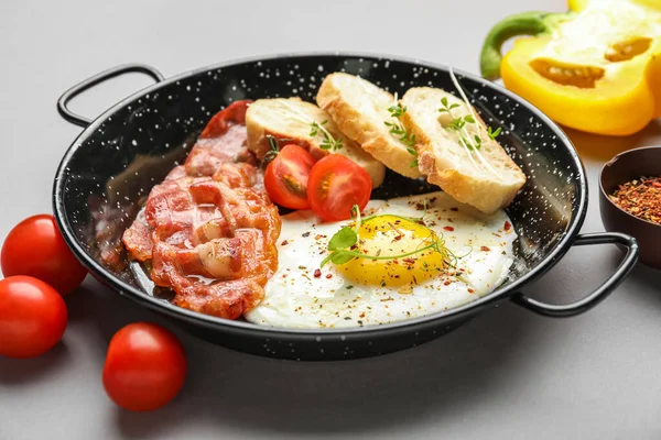 Frying Pan Tasty Fried Egg Bacon Bread Grey Background Closeup — Stock Photo, Image