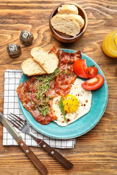 Plate Tasty Fried Egg Bacon Bread Wooden Background — Stock Photo, Image