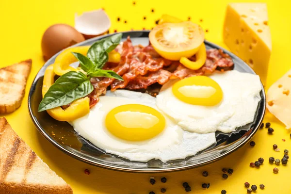 Plate Tasty Fried Eggs Bacon Yellow Background Closeup — Stock Photo, Image