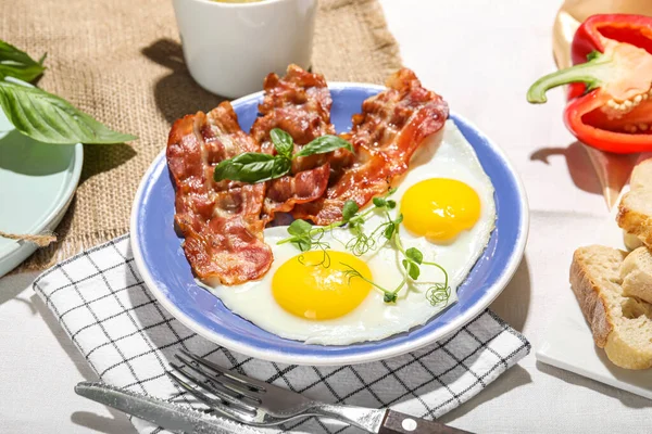 Plate Tasty Fried Eggs Bacon Table — 图库照片