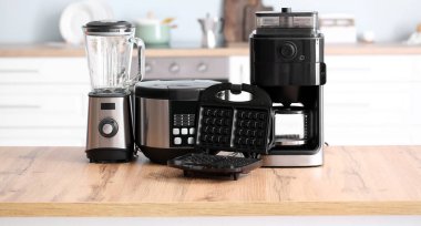 Mutfaktaki masada farklı ev aletleri var.