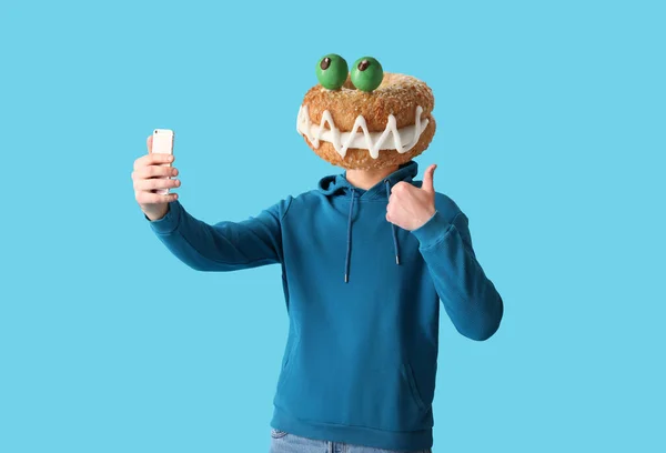 Man Funny Monster Cookie Instead His Head Taking Selfie Blue — Foto Stock