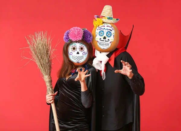 People Pumpkins Instead Heads Red Background Halloween Celebration — Stock Photo, Image