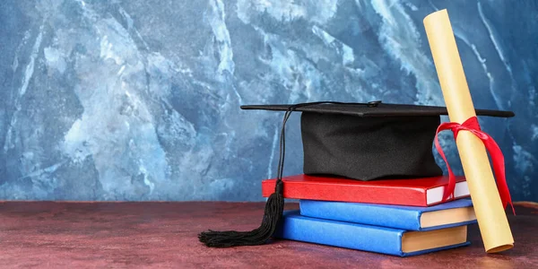 Graduation Hat Diploma Books Table — Stock Photo, Image