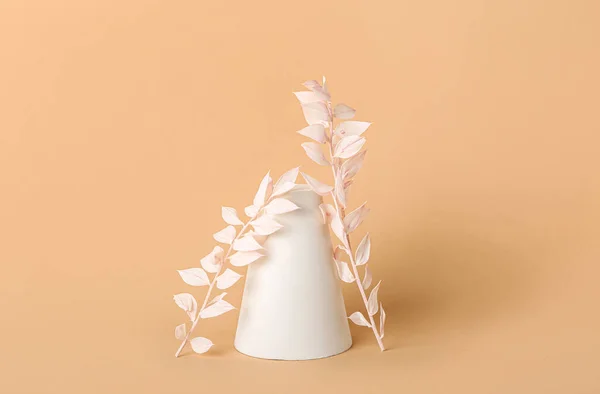 Showcase Pedestal Floral Decor Beige Background — ストック写真