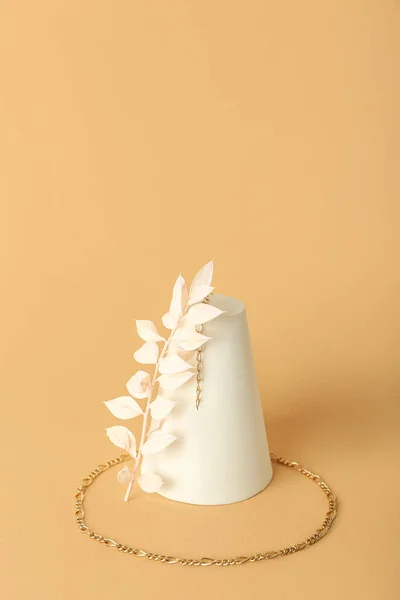 Showcase Pedestal Golden Necklace Floral Decor Green Background — 图库照片