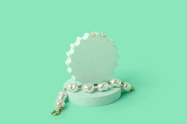 Showcase Pedestal Pearl Bracelet Earrings Green Background — Foto de Stock