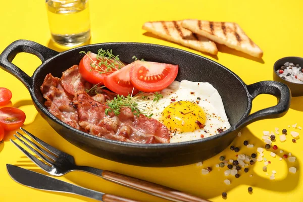 Frying Pan Tasty Fried Egg Bacon Tomatoes Yellow Background Closeup — Stock Photo, Image