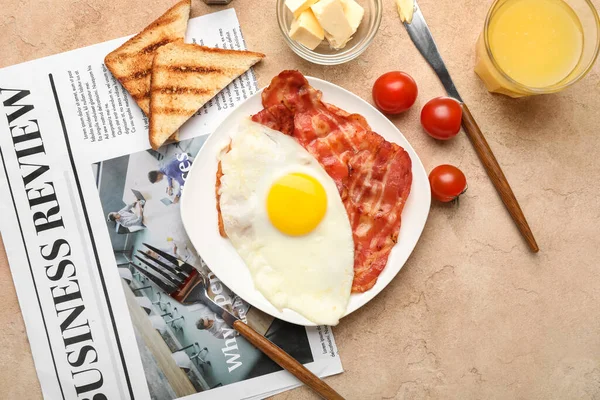 Plate Tasty Fried Egg Bacon Toasts Glass Juice Newspaper Color — Foto Stock