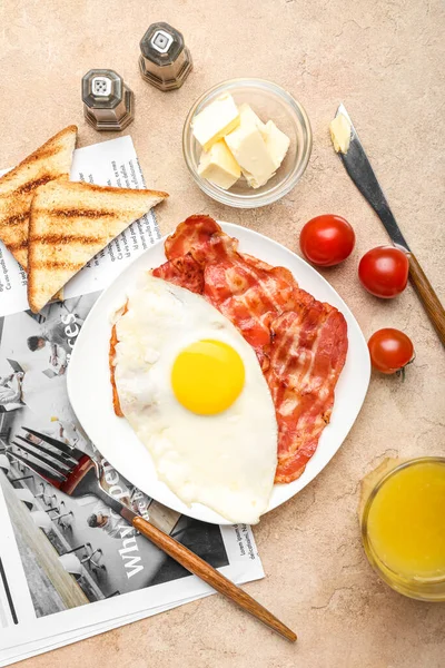 Plate Tasty Fried Egg Bacon Toasts Butter Newspaper Color Background — Foto Stock