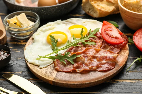 Plate Tasty Fried Eggs Bacon Dark Wooden Table Closeup — Stock Photo, Image