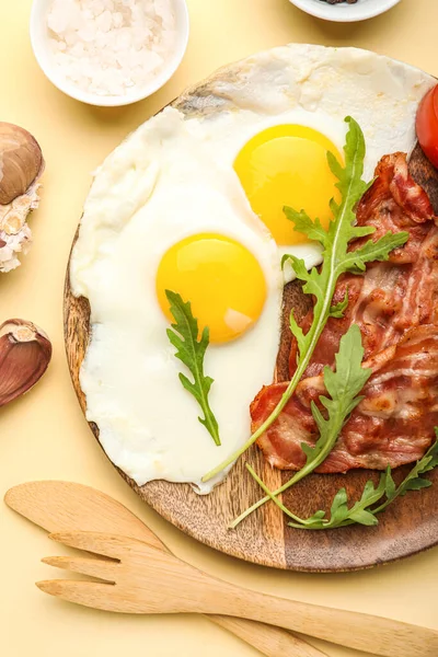 Plate Fried Eggs Bacon Color Background Closeup — Stock Photo, Image