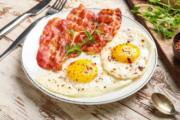 Plate Tasty Fried Eggs Bacon Spices Light Wooden Table Closeup — Stock Photo, Image