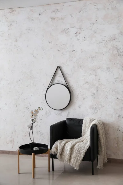 Interior Stylish Living Room Mirror Armchair Coffee Table — Stockfoto