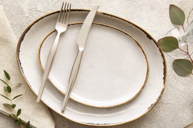 Grunge arkaplanında şık tablo takımı