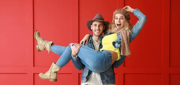 Portrait Happy Young Couple Warm Autumn Clothes Red Background — Foto de Stock