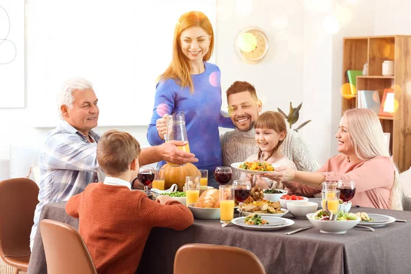 Família Celebrando Dia Ação Graças Casa — Fotografia de Stock