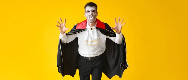 Man Dressed Vampire Halloween Yellow Background — ストック写真