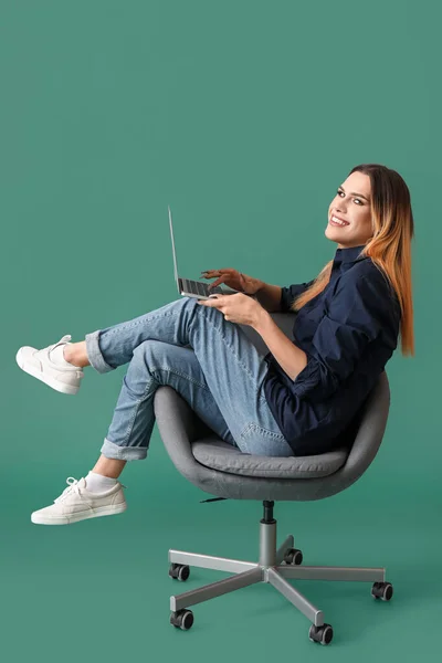 Transgender Programmer Laptop Sitting Chair Green Background — Stockfoto