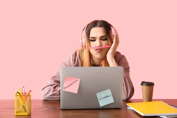 Funny Transgender Programmer Laptop Table Pink Background — Fotografia de Stock