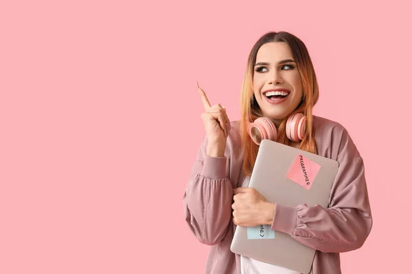 Transgender Programmer Laptop Pointing Something Pink Background — Stock Photo, Image
